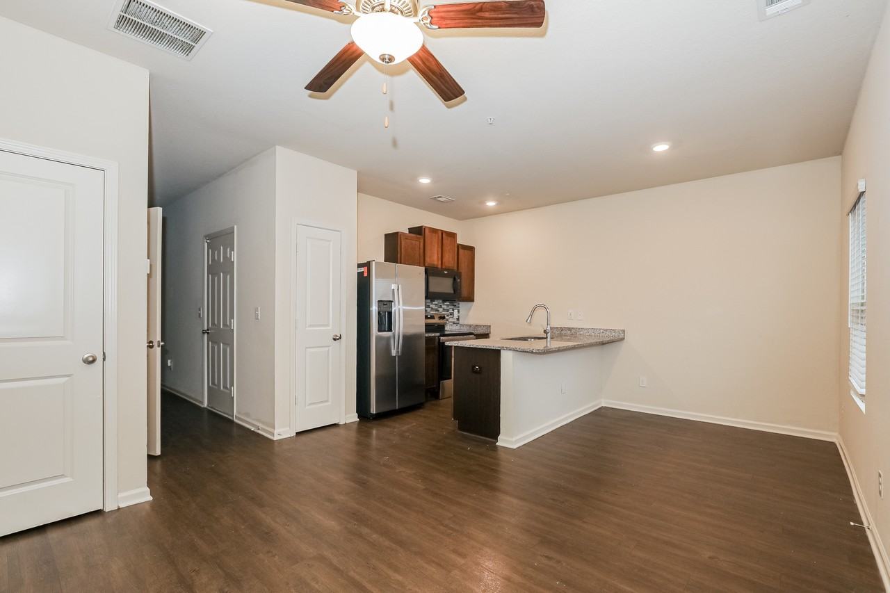 1010 1010 Highwood Ln - Photo 3 of 23