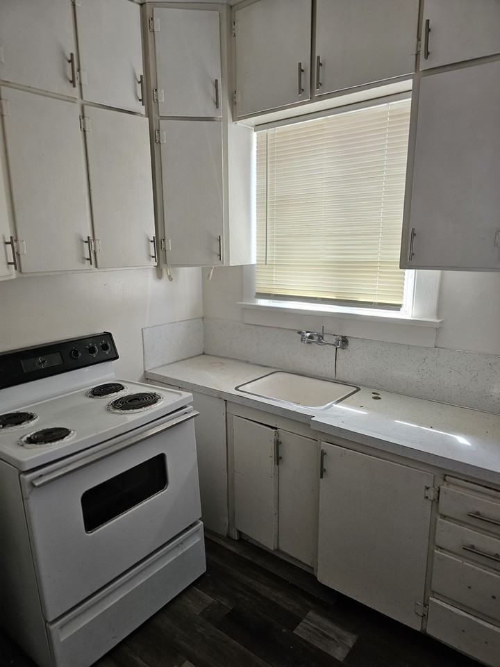 310 6th St #1 - Photo 5 of 22