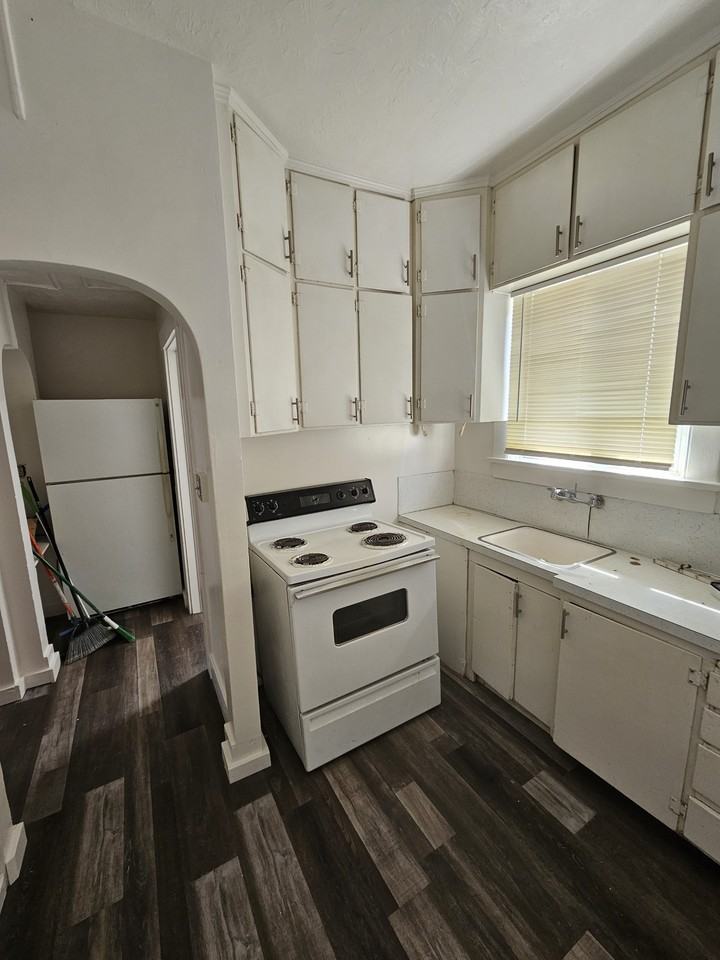 310 6th St #1 - Photo 6 of 22