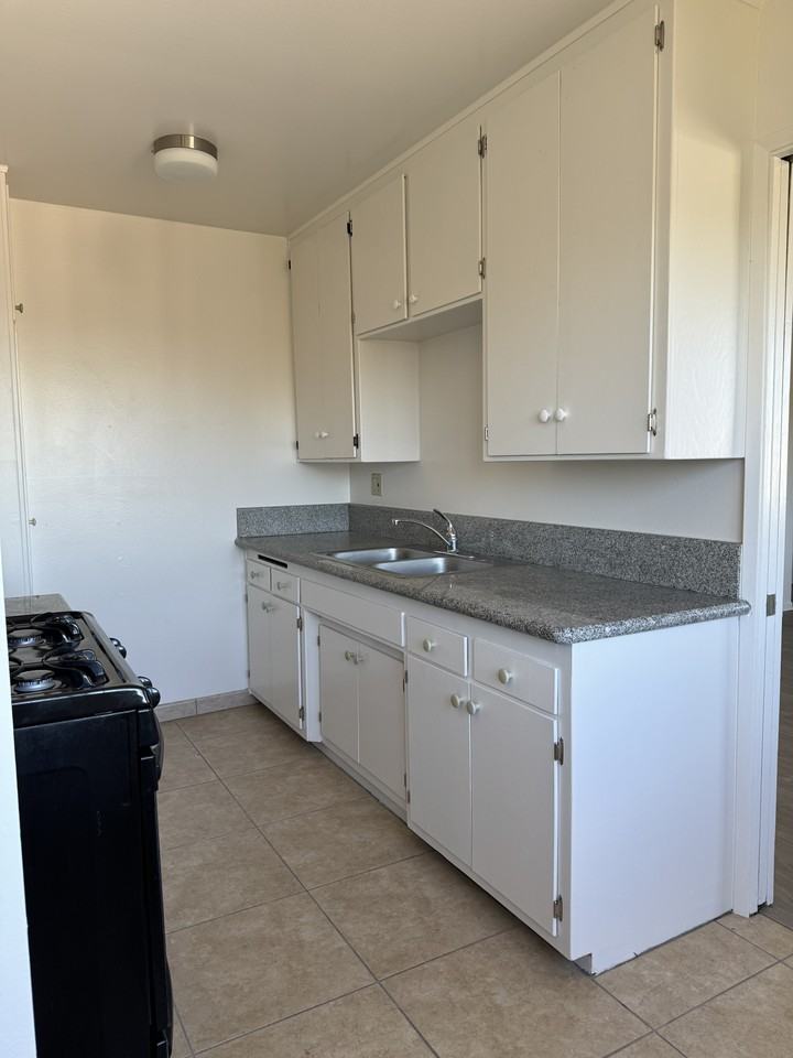 226 N Western Ave #3 - Photo 4 of 8