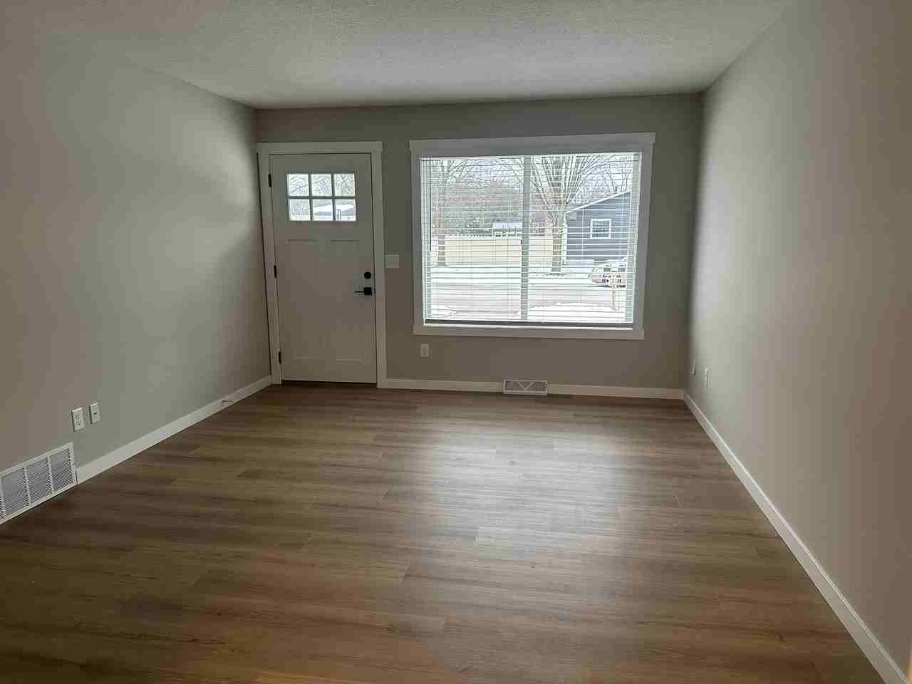 605 N Grove St #605 - Photo 5 of 15