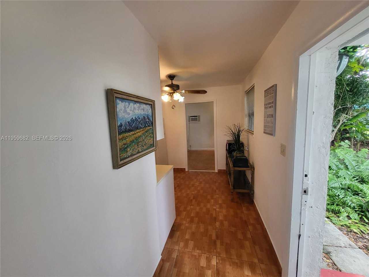 243 Sw 12th St - Photo 3 of 8