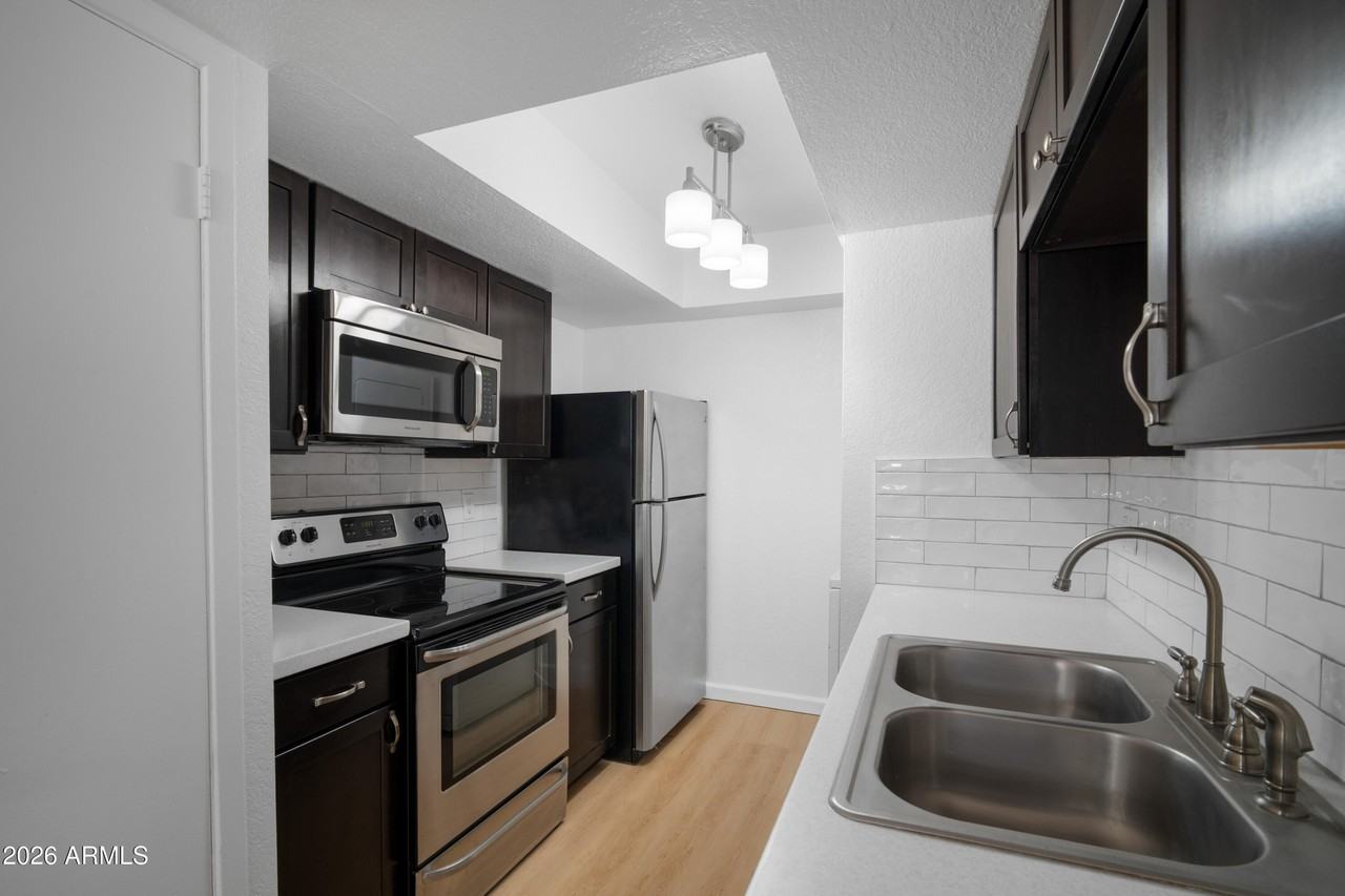 729 W Coolidge St Unit 104 #104 - Photo 3 of 27