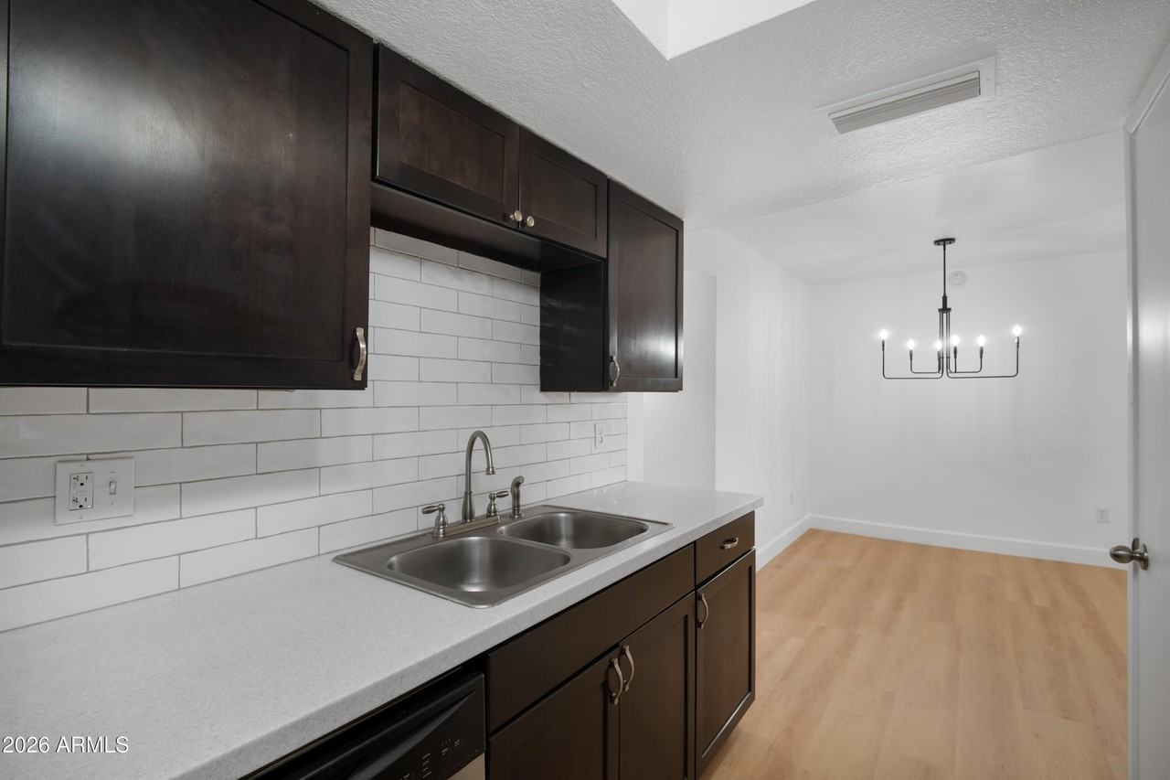 729 W Coolidge St Unit 104 #104 - Photo 4 of 27