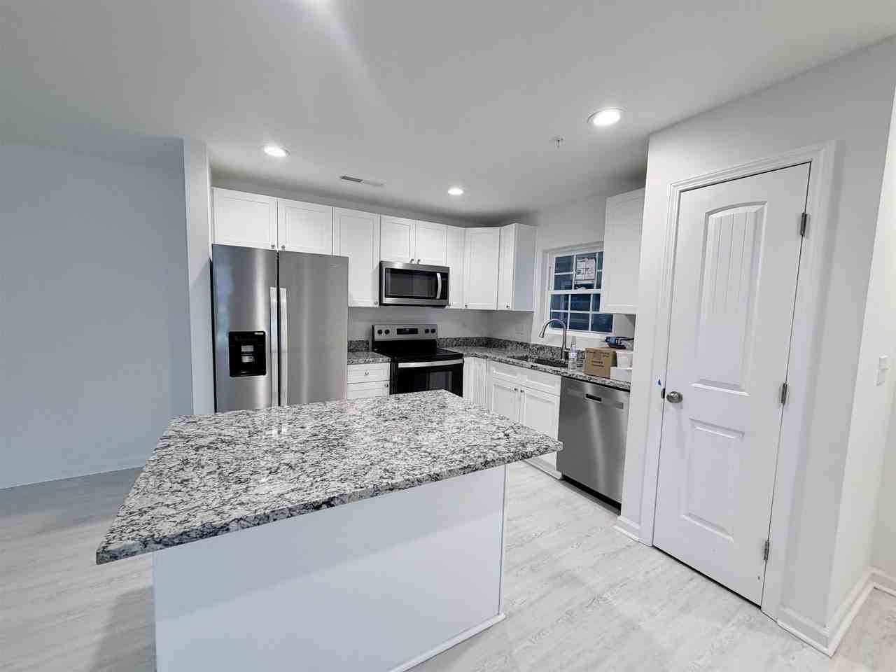 179 Charter Dr - Photo 3 of 17