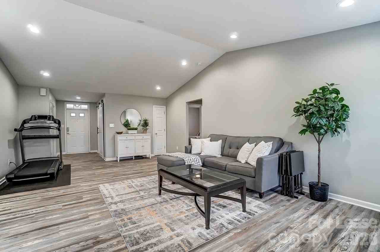 5519 Waverly Lynn Ln - Photo 7 of 37