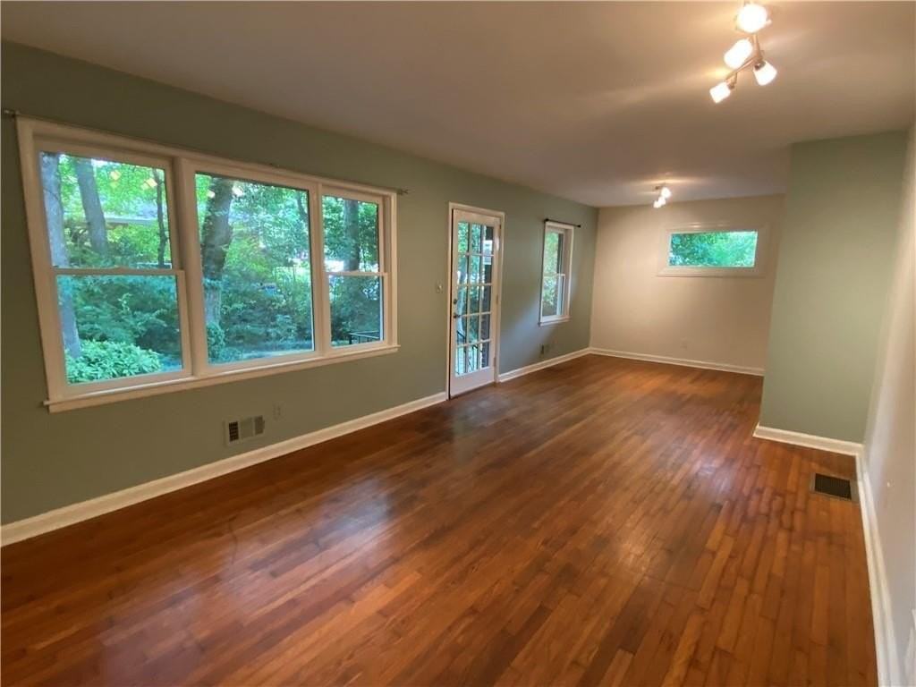 1975 Clearwater Dr Se - Photo 2 of 12