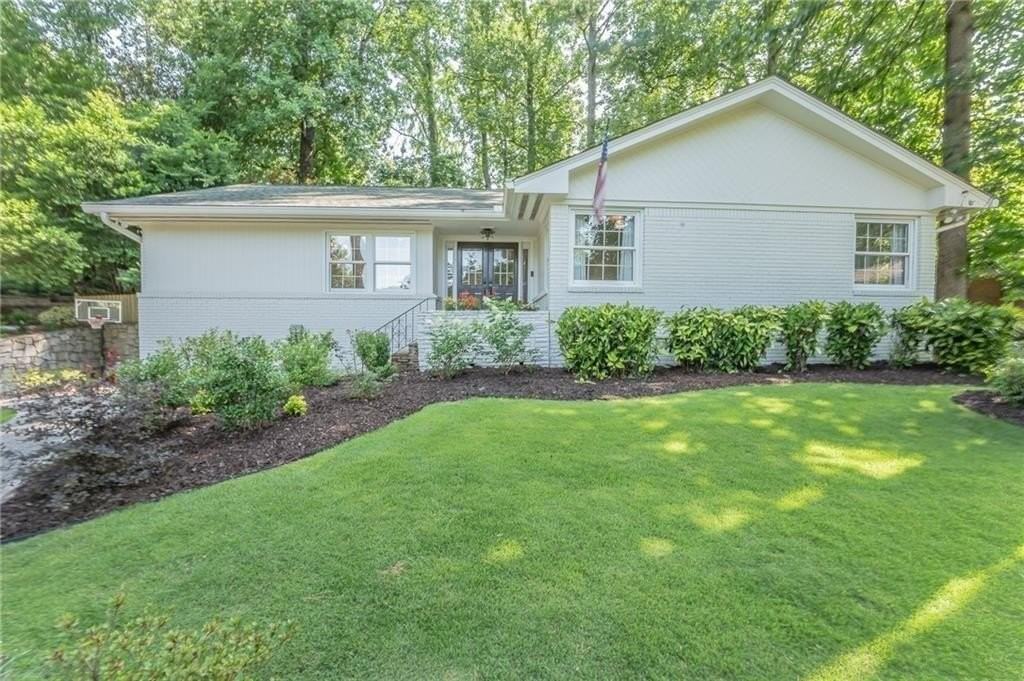 1210 Lenox Cir Ne - Photo 2 of 39