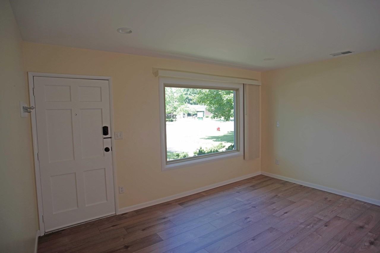 1052 N Maple Rd - Photo 3 of 23