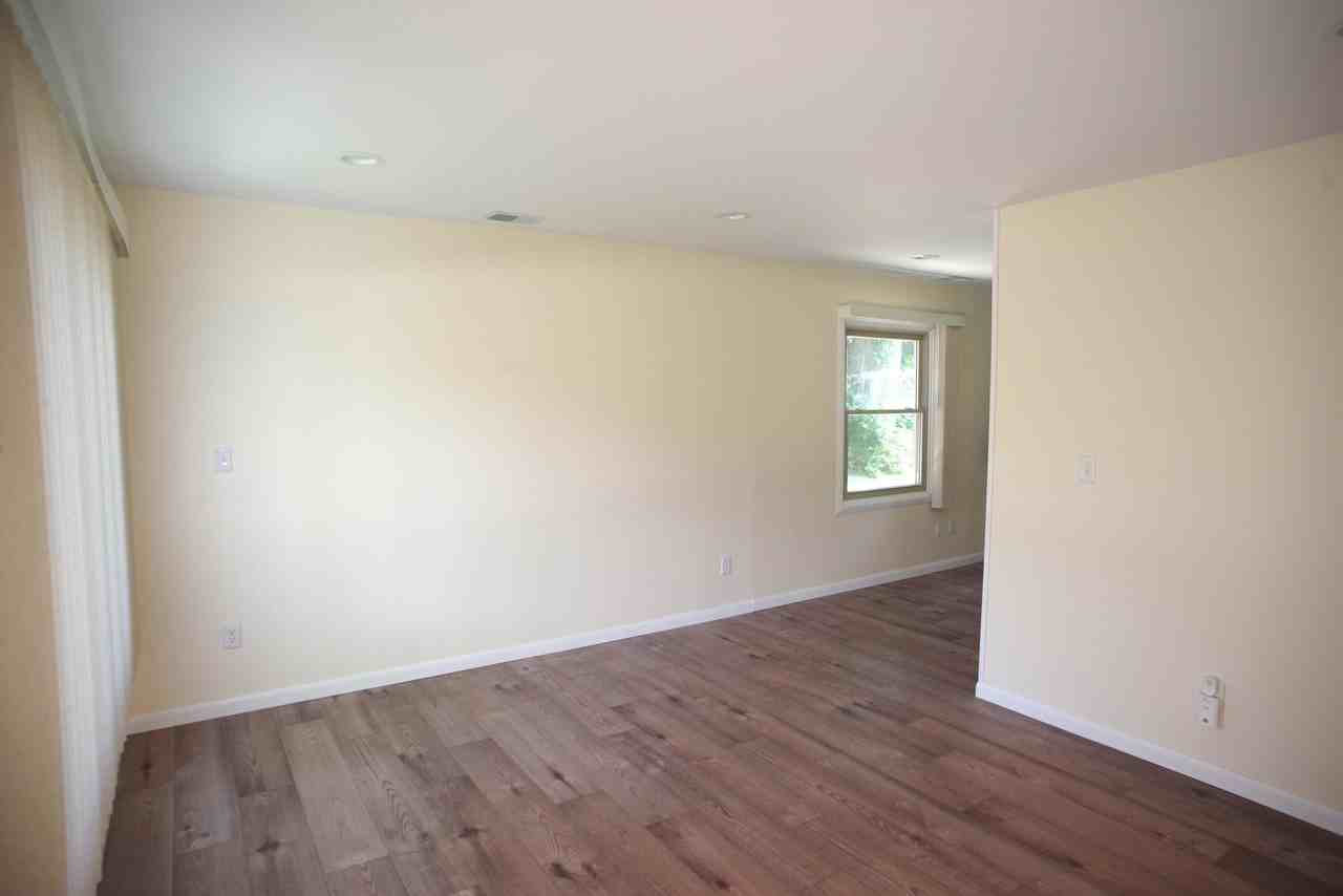 1052 N Maple Rd - Photo 5 of 23