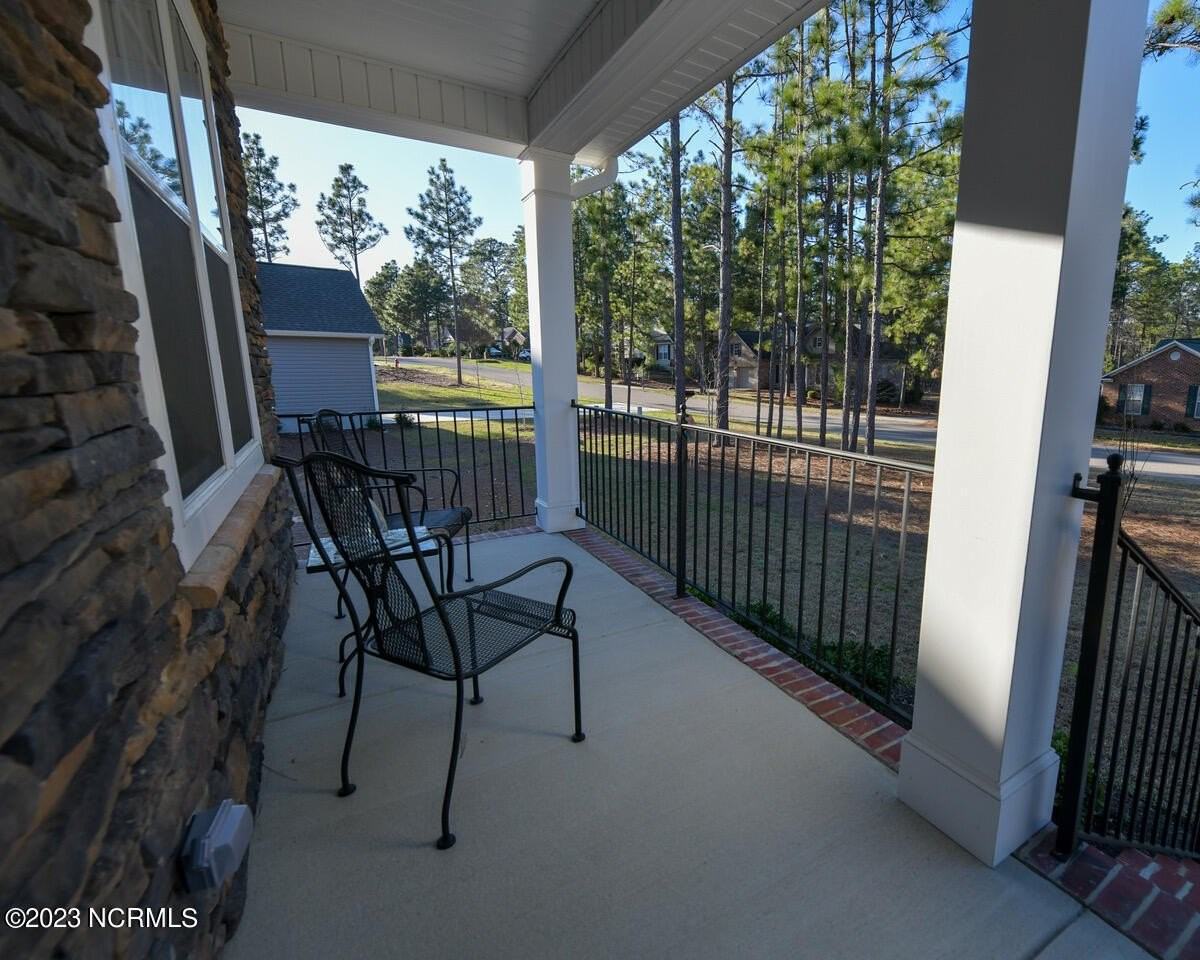 46 Hampshire Ln - Photo 4 of 43