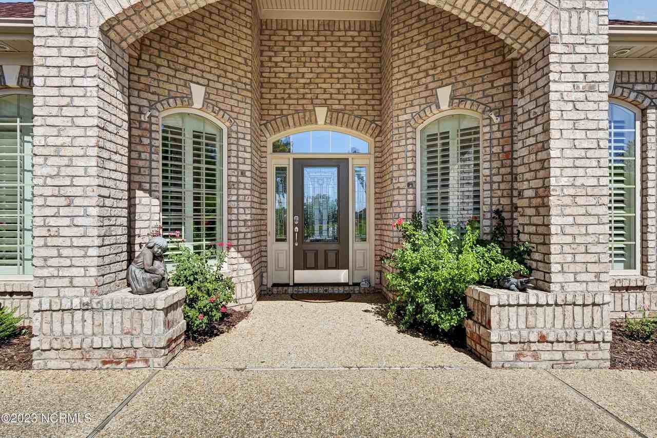 2051 Annsdale Dr N - Photo 2 of 30