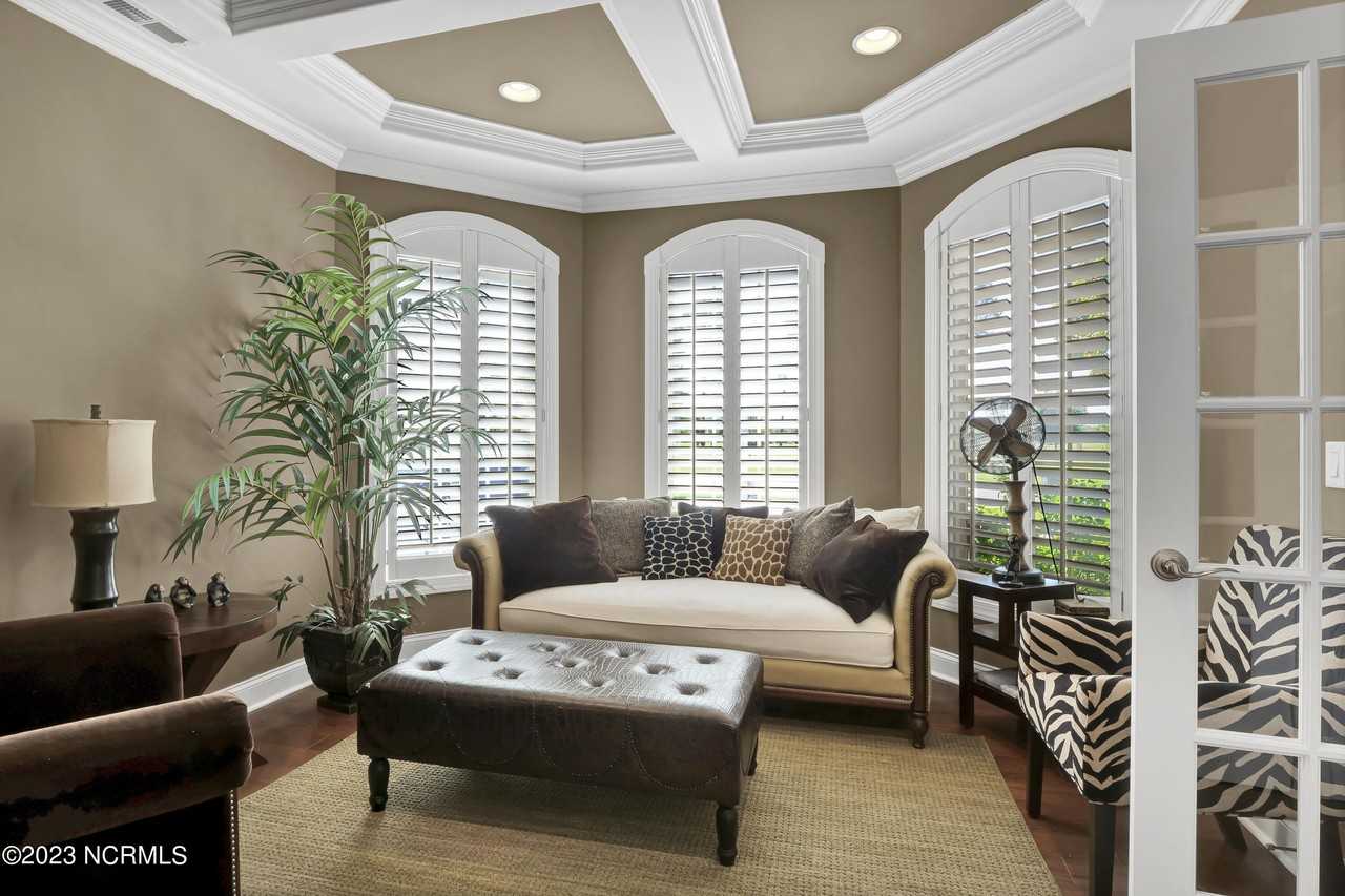 2051 Annsdale Dr N - Photo 4 of 30