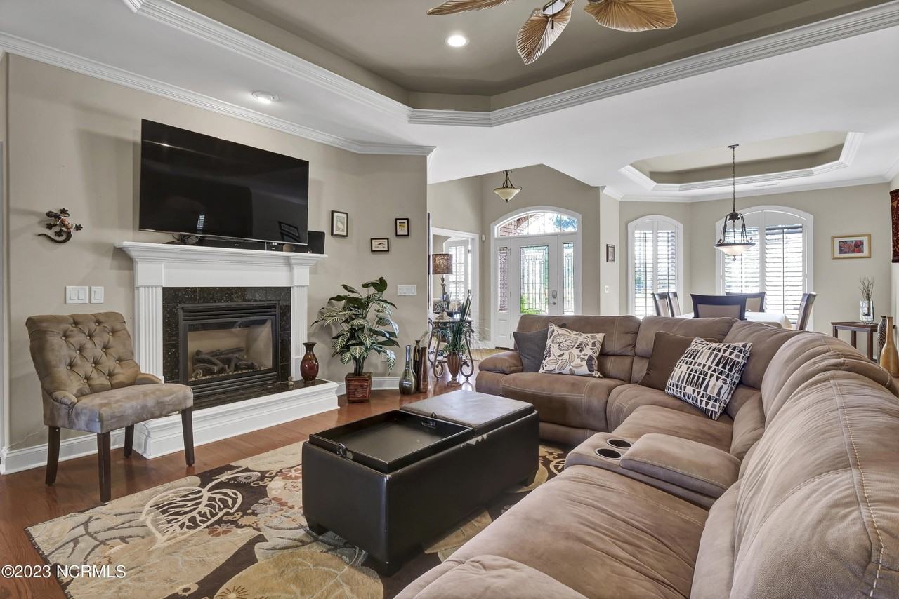 2051 Annsdale Dr N - Photo 6 of 30