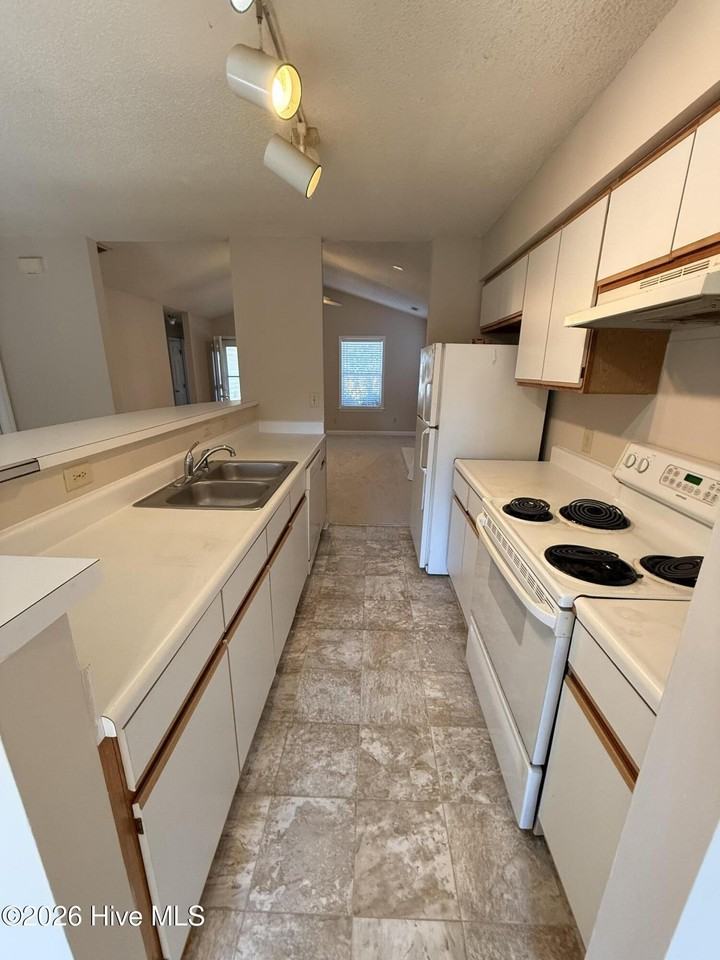 1798 Scarborough Rd - Photo 4 of 12