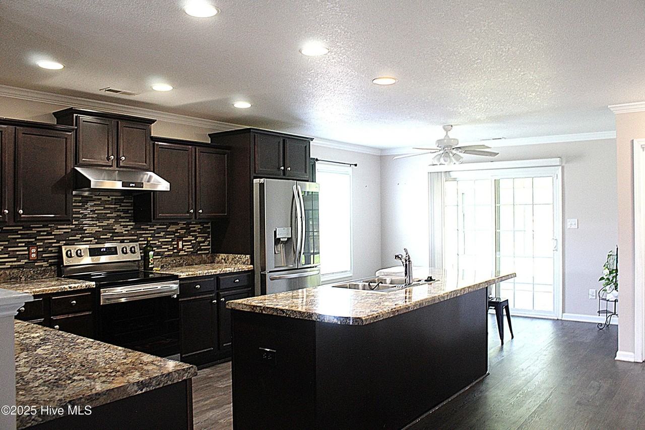 822 Dynasty Dr - Photo 5 of 27