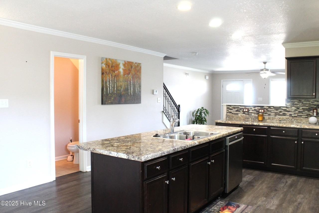 822 Dynasty Dr - Photo 7 of 27