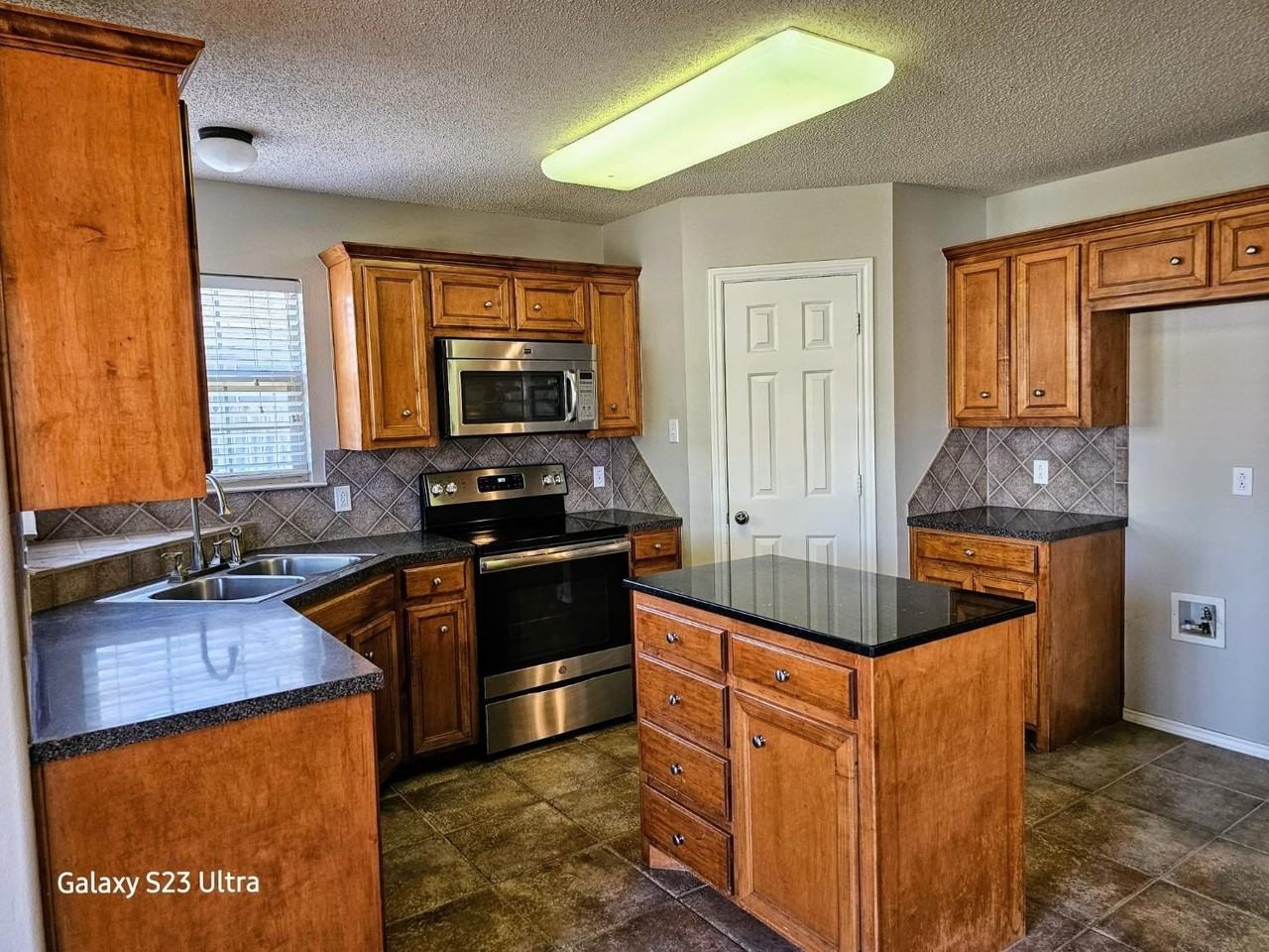 9804 Ironton Ave - Photo 4 of 16