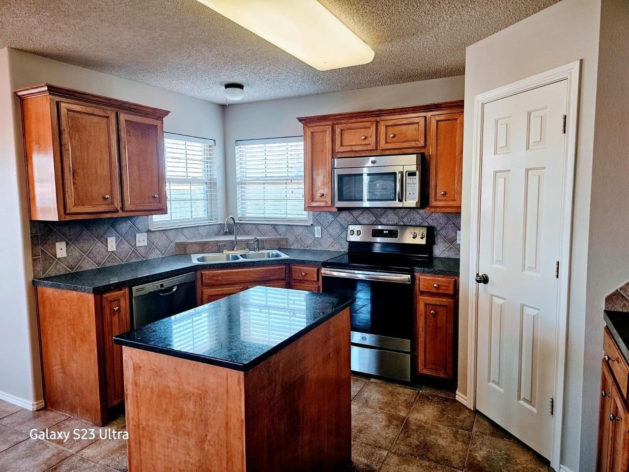 9804 Ironton Ave - Photo 5 of 16