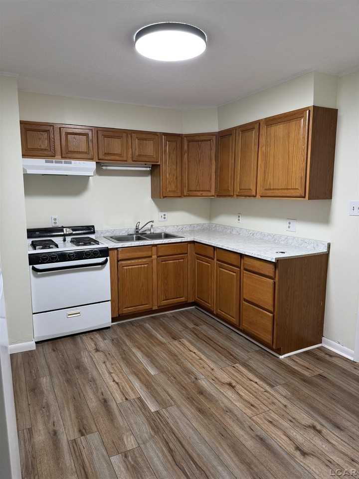 212 Stratford Dr - Photo 2 of 9