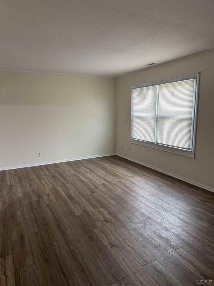 212 Stratford Dr - Photo 3 of 9