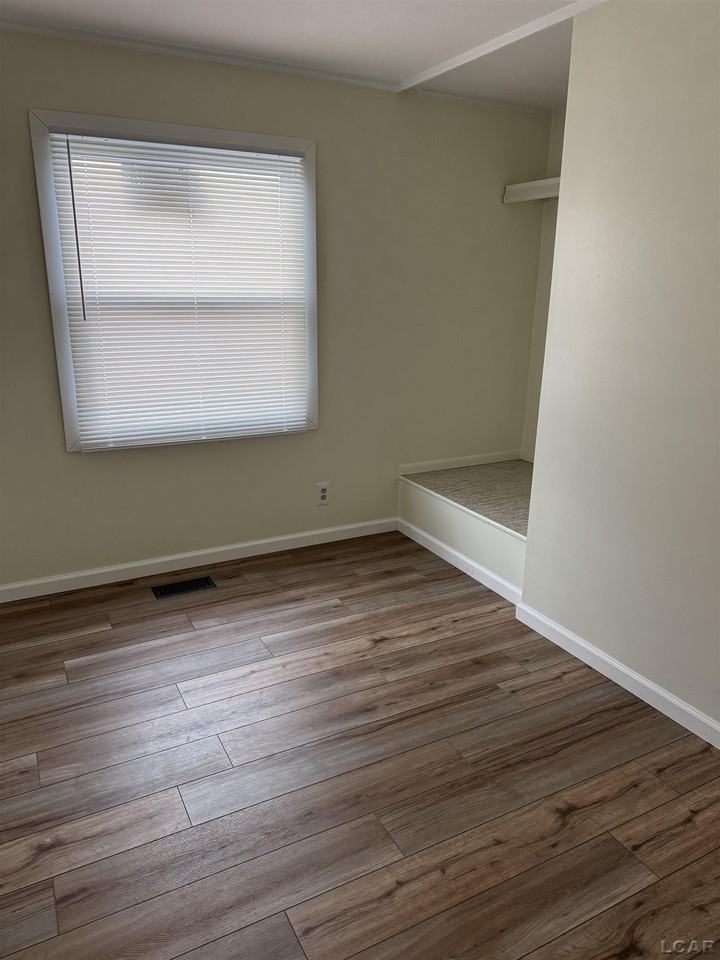 212 Stratford Dr - Photo 6 of 9