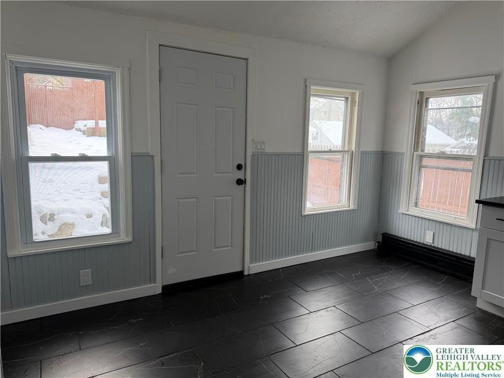 212 Messinger St - Photo 6 of 17