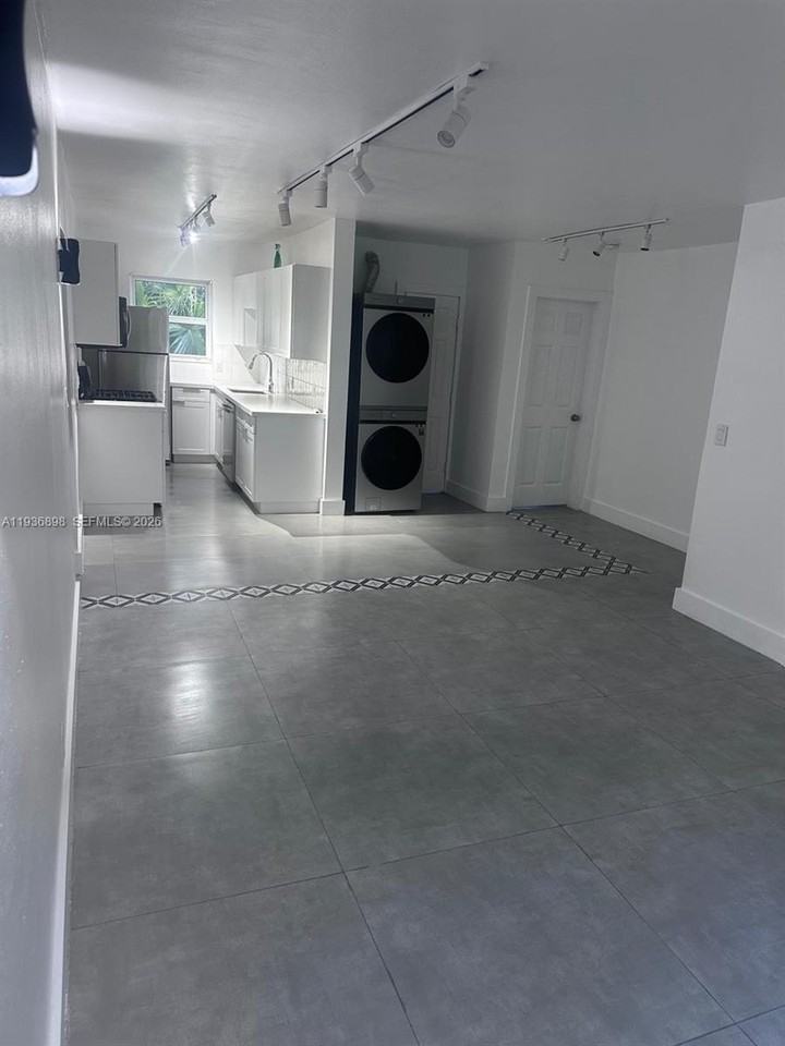 10070 E Bay Harbor Dr #70B - Photo 2 of 7