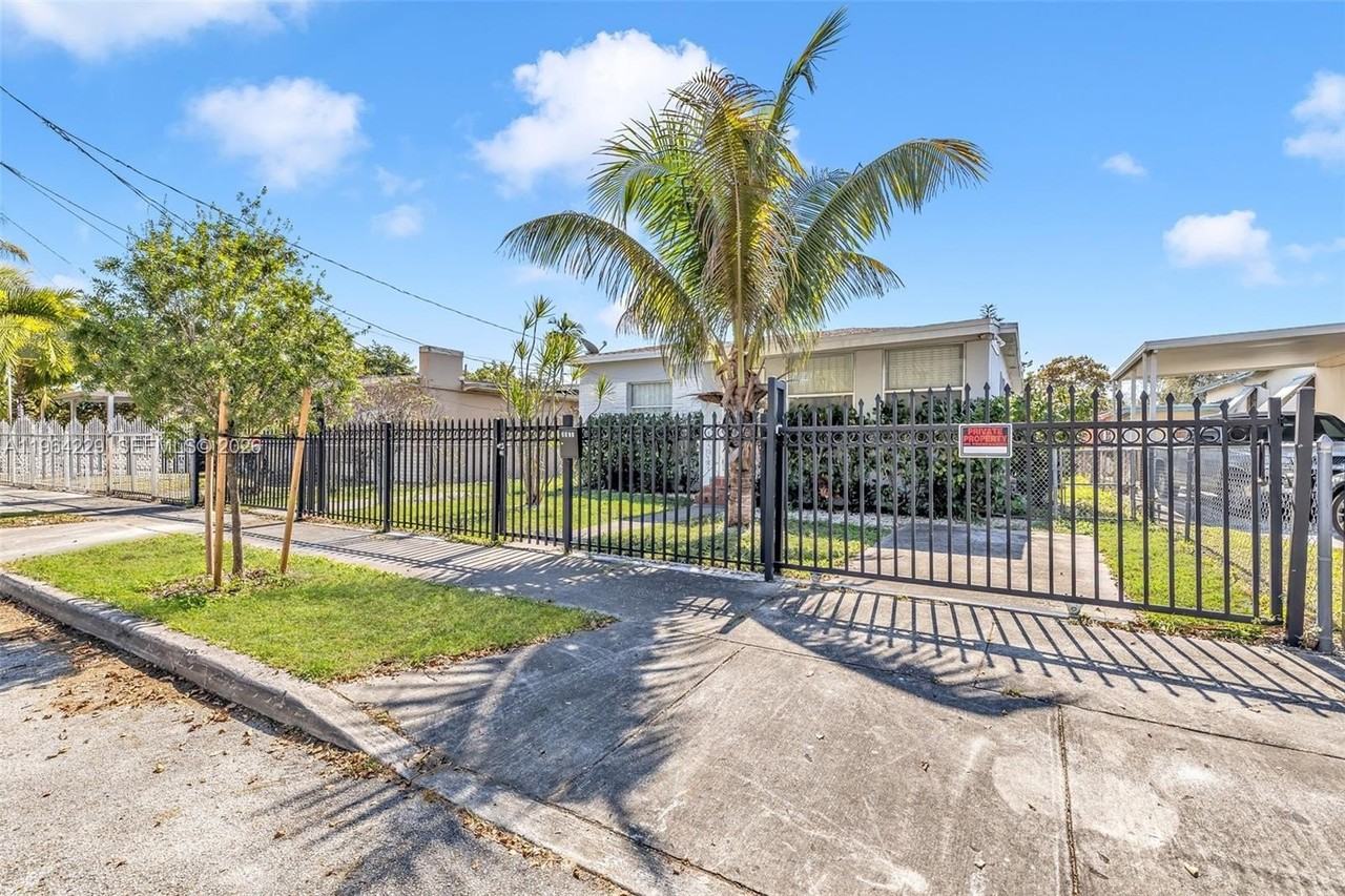 1176 Nw 48th St - Photo 3 of 31