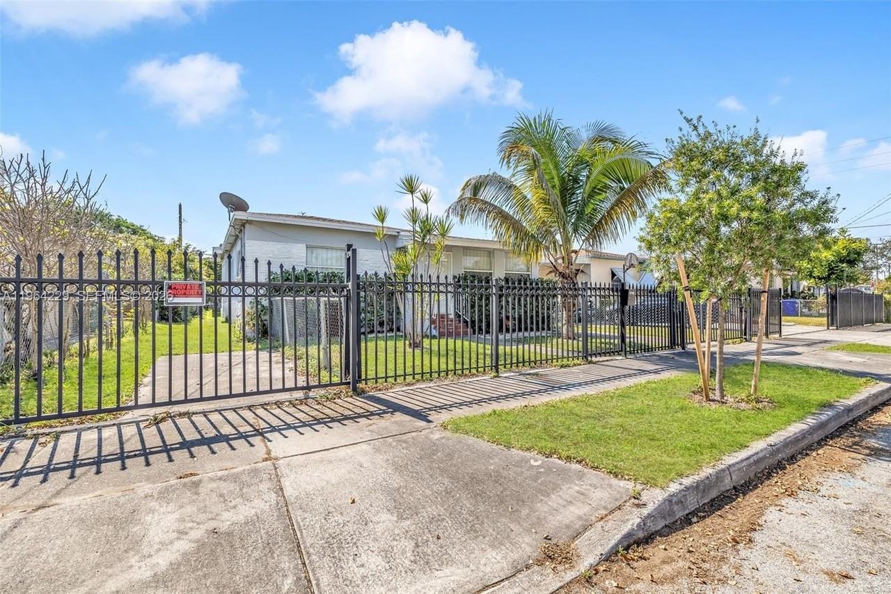 1176 Nw 48th St - Photo 4 of 31