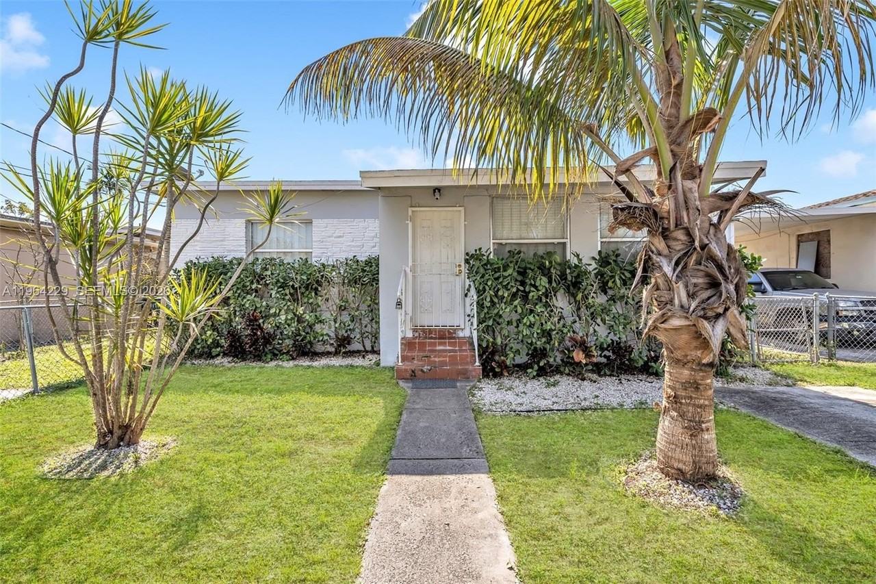 1176 Nw 48th St - Photo 5 of 31