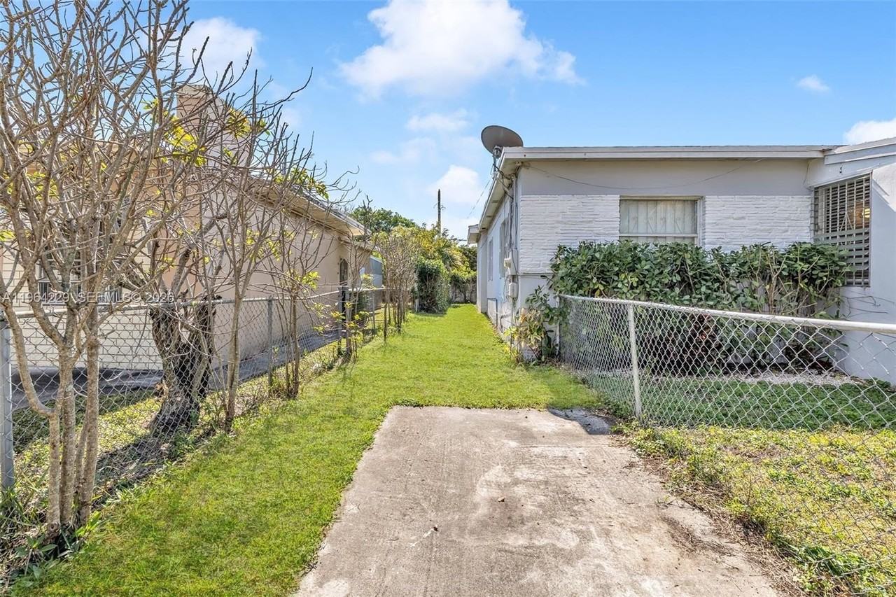 1176 Nw 48th St - Photo 6 of 31