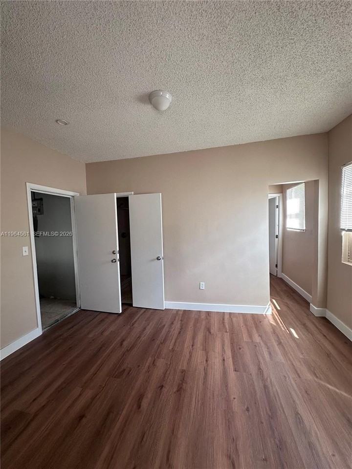 295 Ne 55th St #2 - Photo 3 of 7