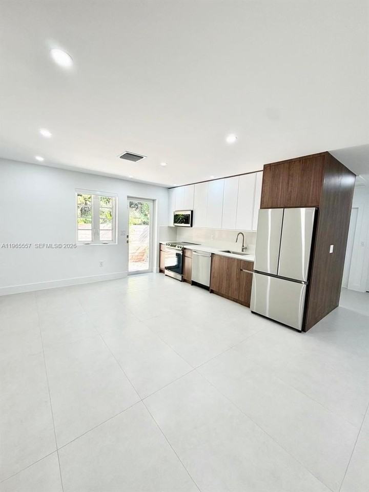 524 Ne 65th St #2 - Photo 3 of 22