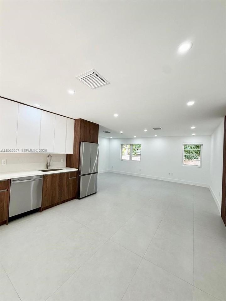 524 Ne 65th St #2 - Photo 6 of 22