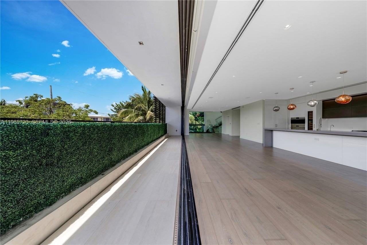 420 N Hibiscus Dr - Photo 7 of 30