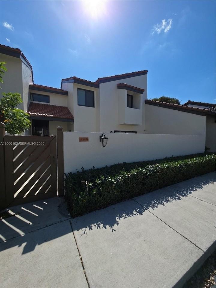 12510 Sw 94th Ter - Photo 2 of 40