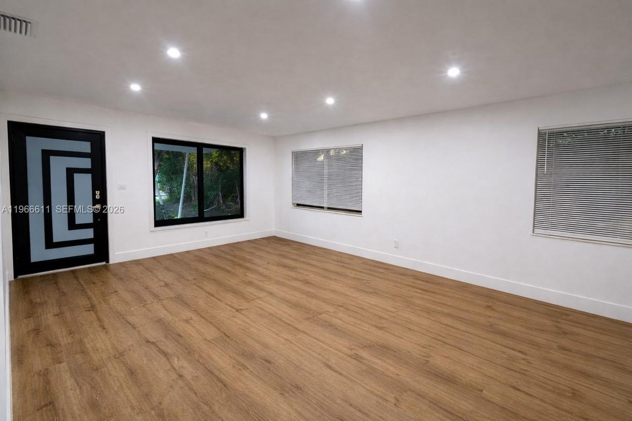 6849 Sw 12th St - Photo 5 of 24