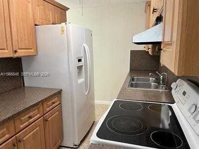 3715 Sw 91st Ave #1 - Photo 6 of 7