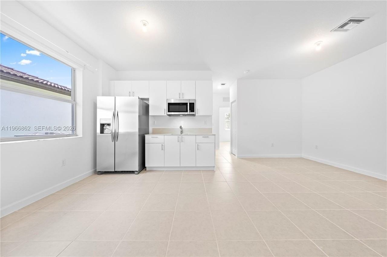 2442 Se 30th St #2442 - Photo 3 of 9