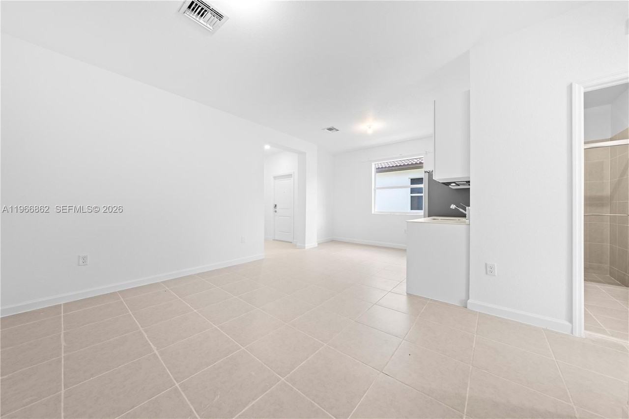 2442 Se 30th St #2442 - Photo 4 of 9