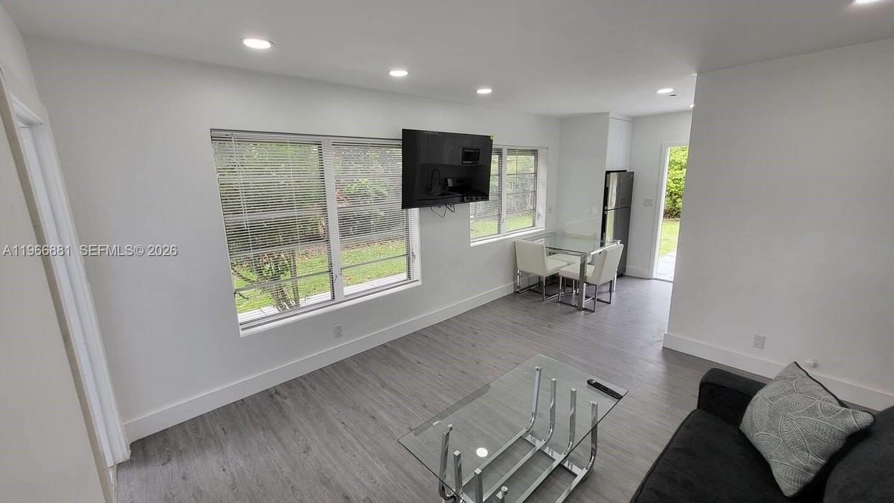 821 Ne 6th St #1 - Photo 4 of 13