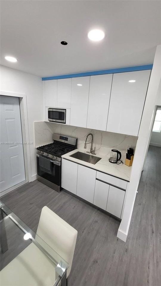 821 Ne 6th St #1 - Photo 7 of 13