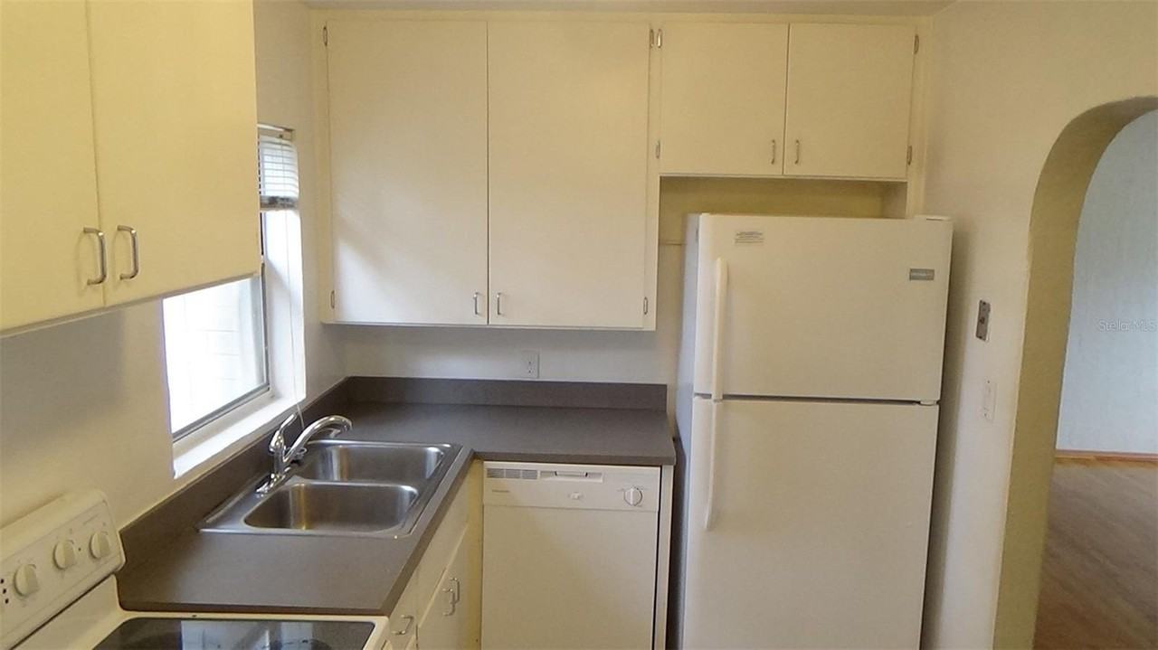 1921 Stanley St - Photo 5 of 18