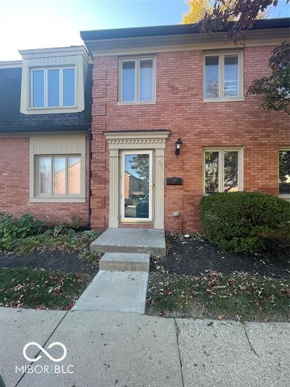 1155 Canterbury Sq S - Photo 2 of 27