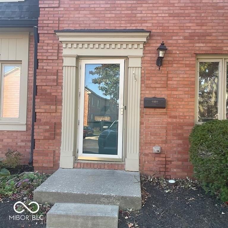 1155 Canterbury Sq S - Photo 3 of 27