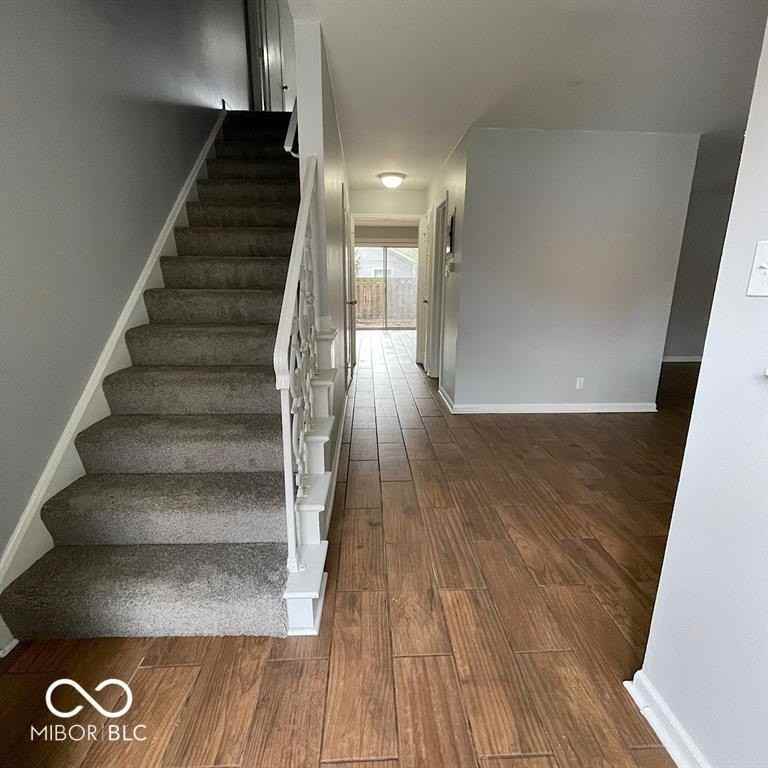 1155 Canterbury Sq S - Photo 4 of 27