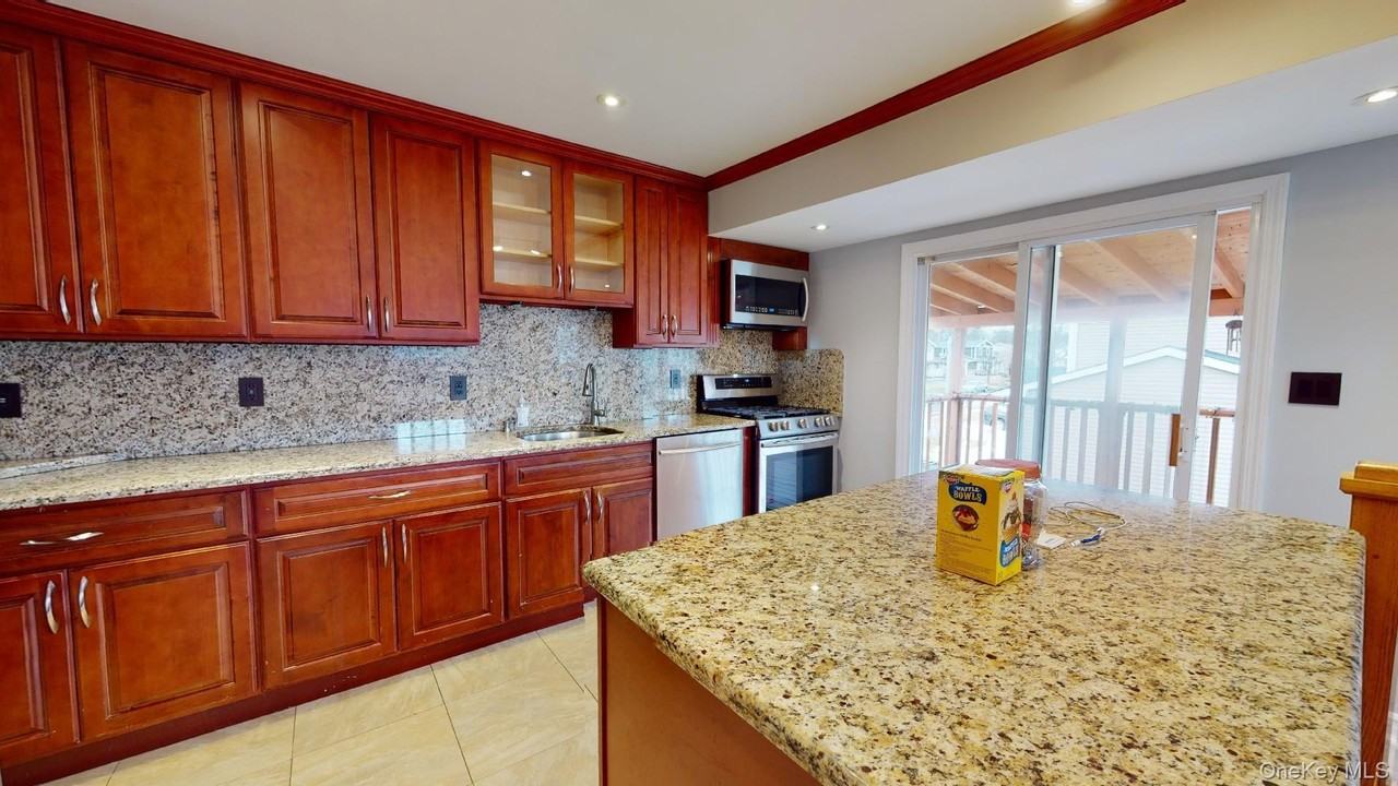 511 Freeman Ave - Photo 4 of 40