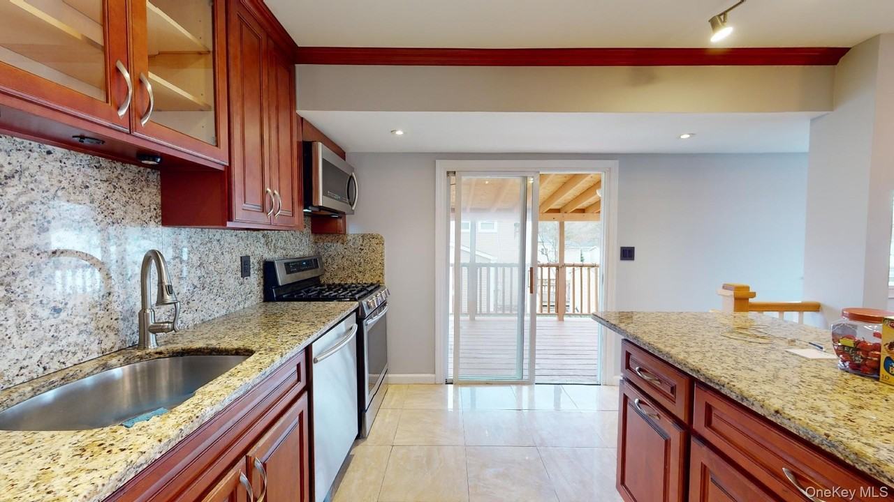 511 Freeman Ave - Photo 7 of 40