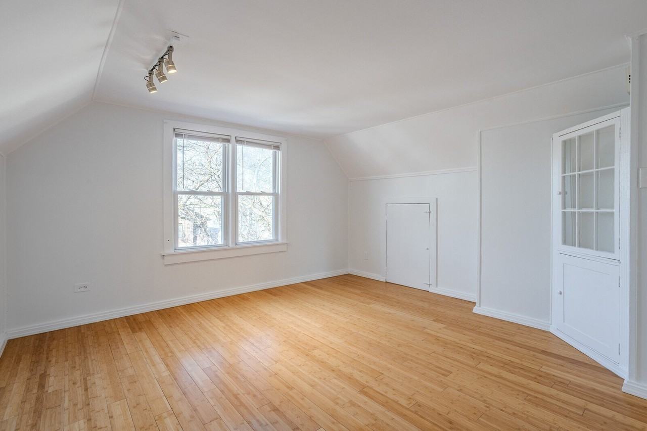 3139 N Oakley Ave Apt 3 #3 - Photo 2 of 19